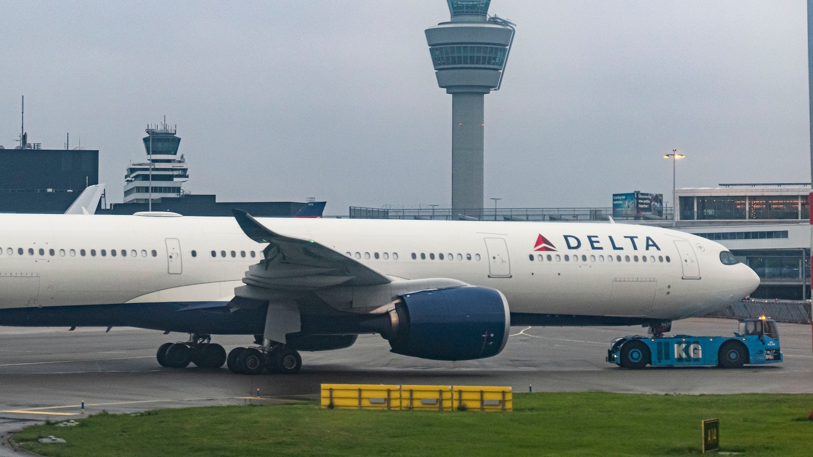 25 Hospitalized Following Significant Turbulence On Delta Air Lines Flight