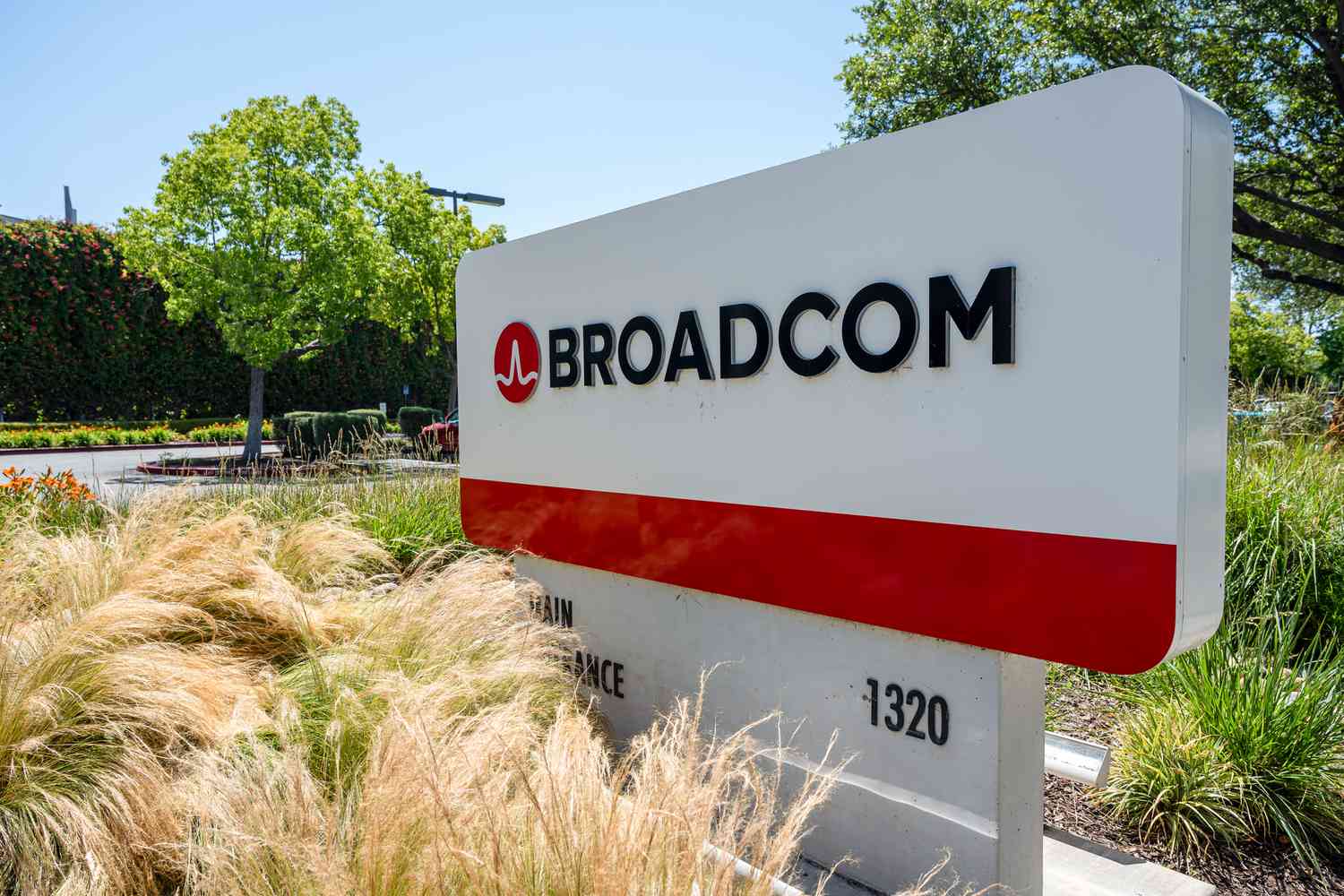 Broadcom (AVGO) Earnings: Trader Sentiment And Stock Outlook Broadcom (AVGO) Earnings: Trader Sentiment And Stock Outlook