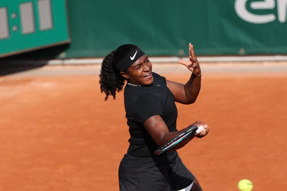Équipementier Visible:  Hailey Baptiste Contrainte De Modifier Son Bandeau Aux Huitièmes De Roland-Garros