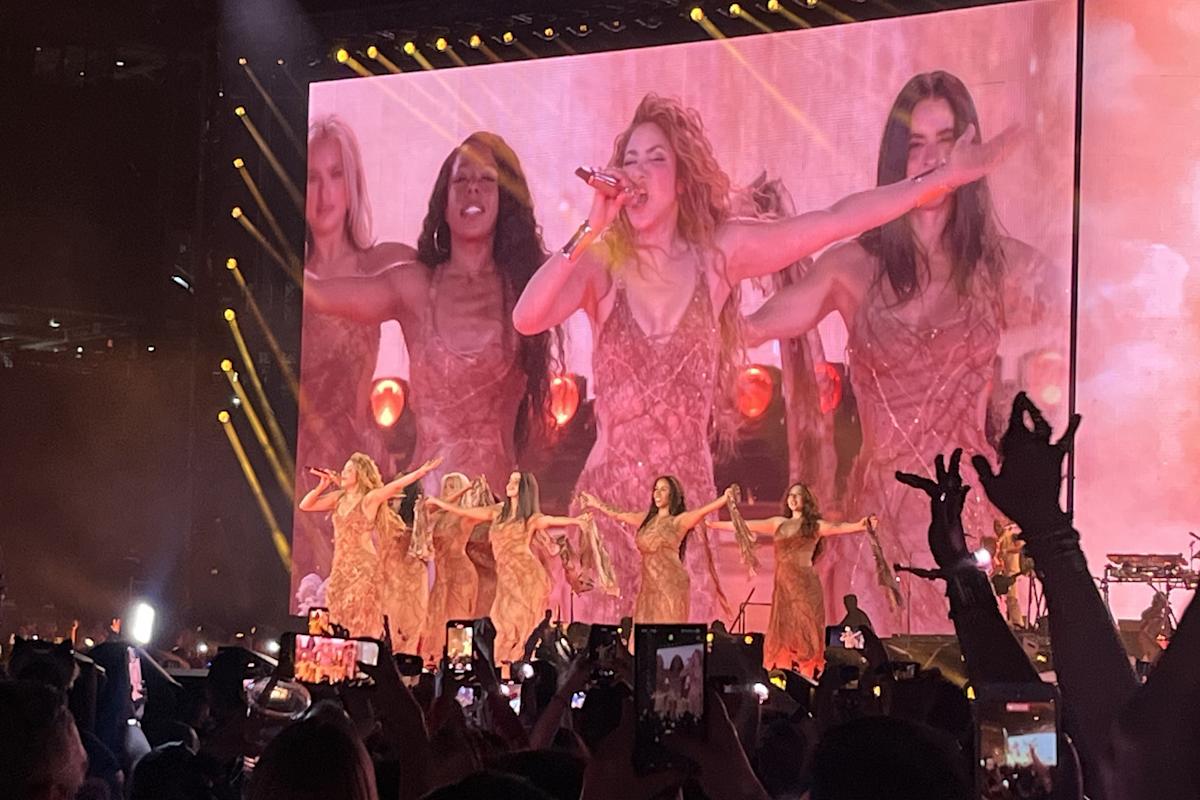 La Historia De Shakira: Superando Obstáculos Como Inmigrante Para Alcanzar El Éxito En EE.UU. La Historia De Shakira: Superando Obstáculos Como Inmigrante Para Alcanzar El Éxito En EE.UU.