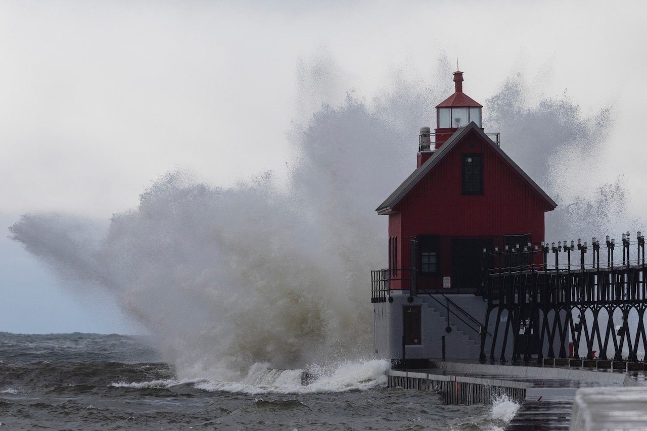 Lake Michigan Wave Forecast: 12-Foot Swells And Gale Warning Lake Michigan Wave Forecast: 12-Foot Swells And Gale Warning