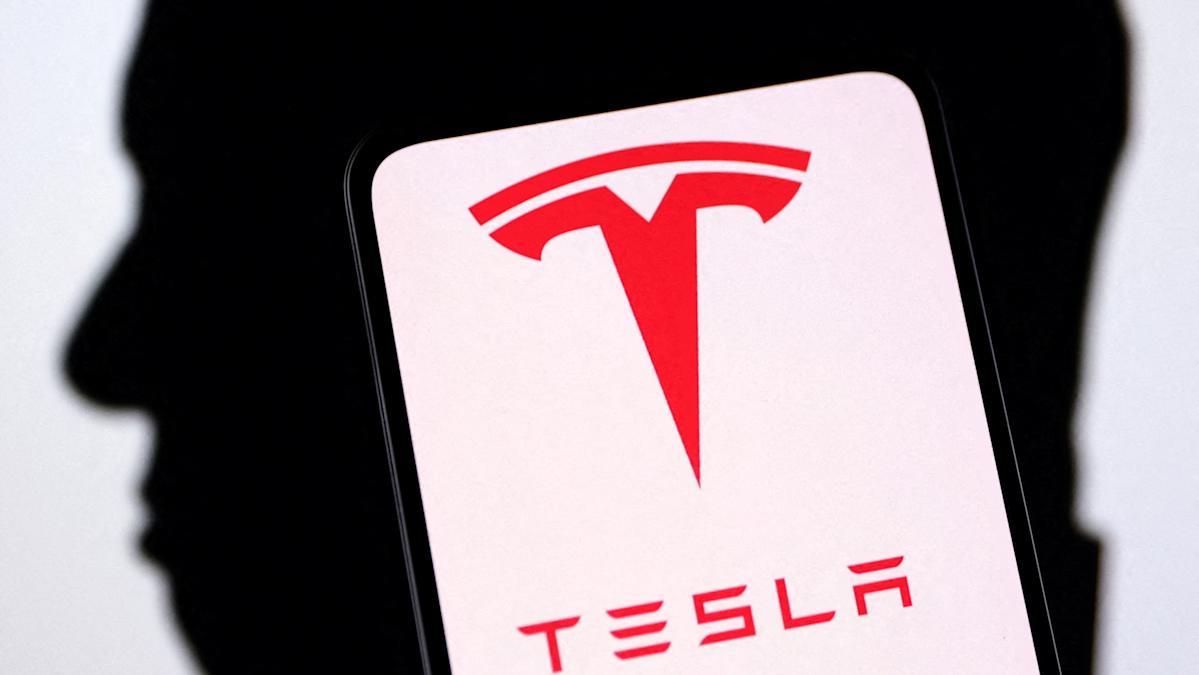Major Market Shifts: Tesla Stock Down, Renault Reports €11 Billion Loss, Oracle Soars
