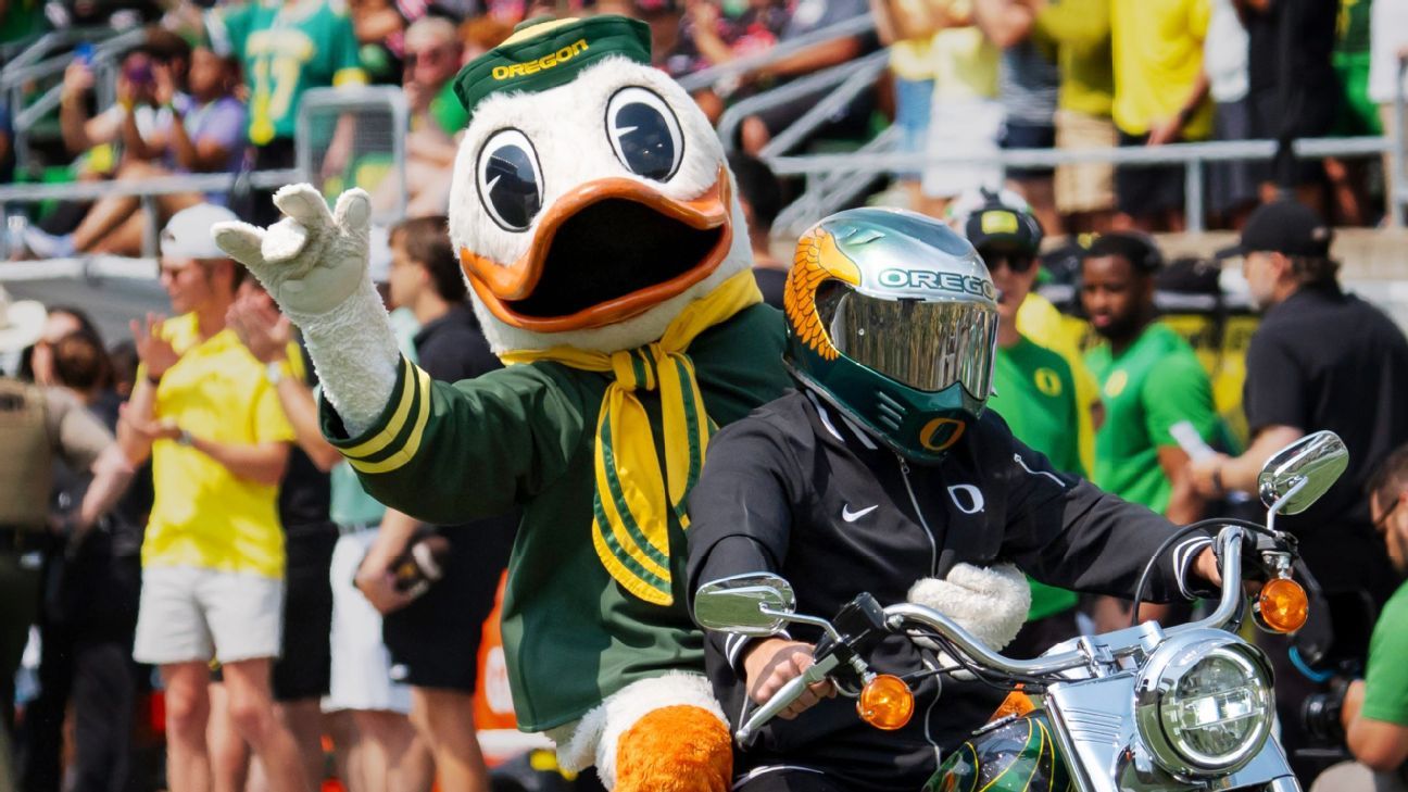 Oregon Mascot Suffers Head Loss During Ducks Game Opener Oregon Mascot Suffers Head Loss During Ducks Game Opener