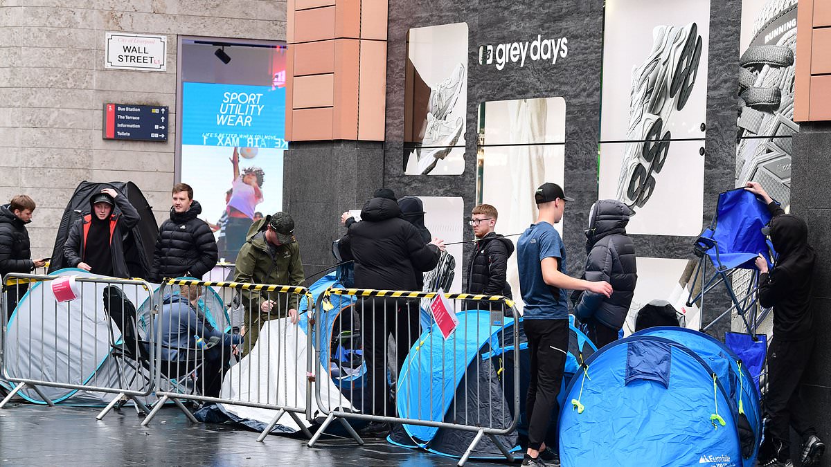 Rain, Queues, And New Ni: Teenagers' Dedication To The Launch