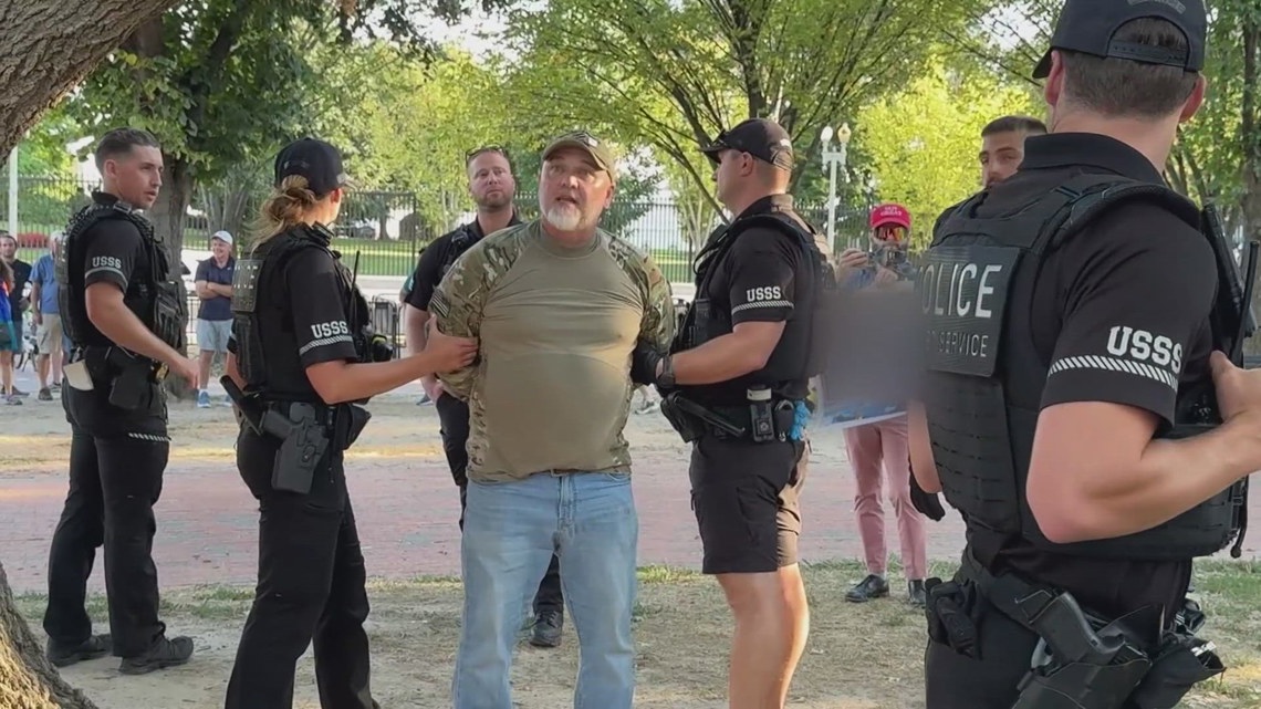 US Flag Burning: Veteran Charged With Criminal Offense Near White House US Flag Burning: Veteran Charged With Criminal Offense Near White House
