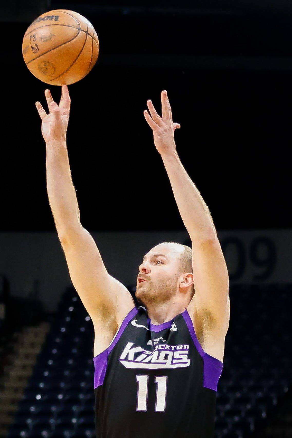 Viral Video: Kings Guard's Funny Reaction To Being Zoomed In On Live TV Viral Video: Kings Guard's Funny Reaction To Being Zoomed In On Live TV